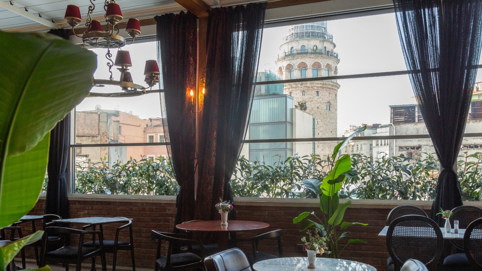 Galata Kulesi manzarasında güne başlayın